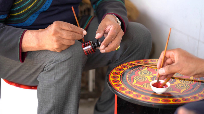 彝族漆器表面花紋涂飾