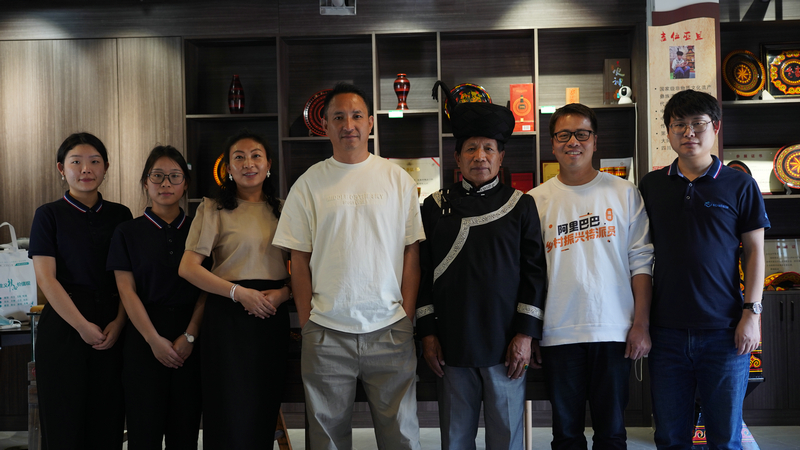 思看科技團隊與彝族漆器傳承大師合影